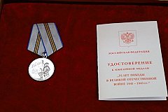 Ким Чен Ын получил медаль от Путина.