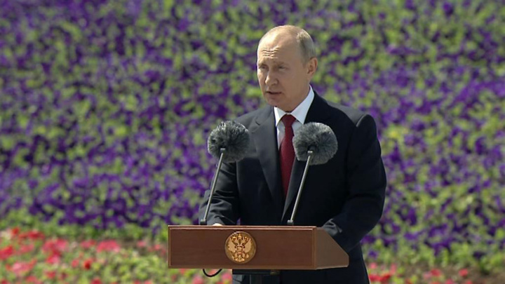 Путин поздравил граждан с Днем России на церемонии поднятия российского флага на Поклонной горе.