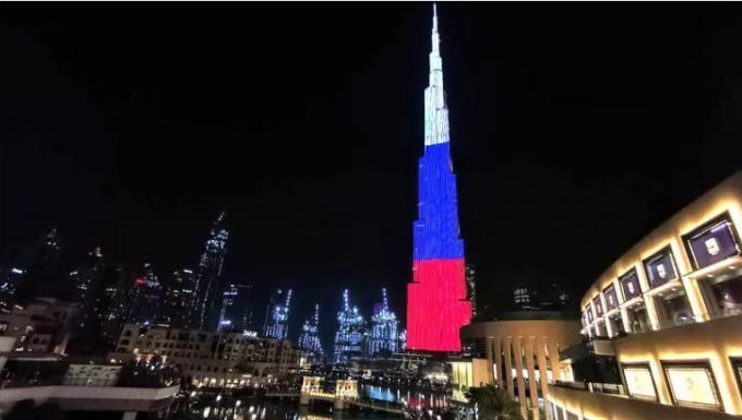 Дубайский небоскреб засветился российским триколором.