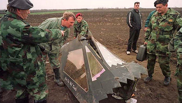 Сербские военные у обломка кабины сбитого ими 27 марта 1999 года американского самолета-невидимки F-117.