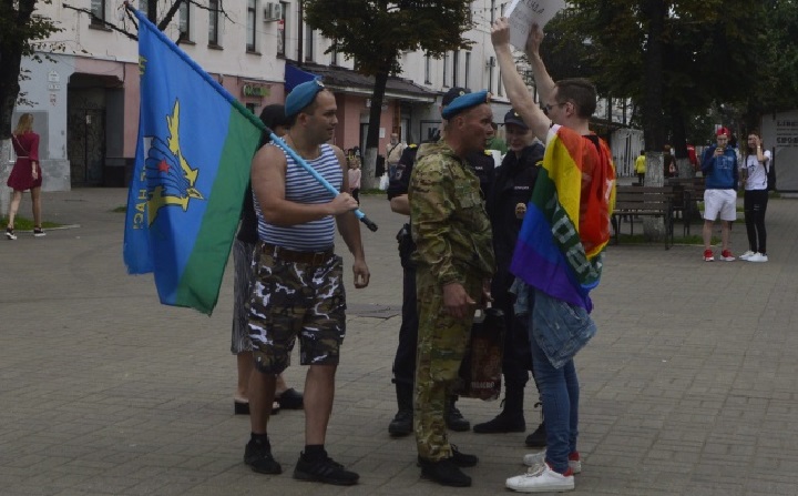 В Ярославле десантники избили гея с плакатом о геях в ВДВ.