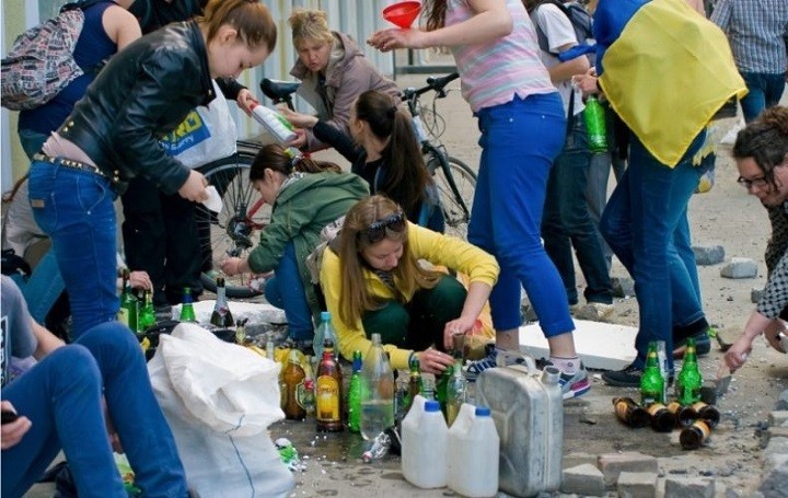 Украинские девушки-подростки делают коктейли Молотова. 2 мая 2014 года, Одесса.