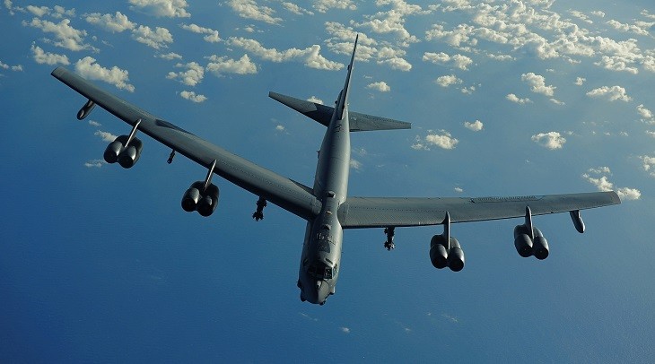 Бомбардировщик ВВС США B-52 Stratofortress в небе.