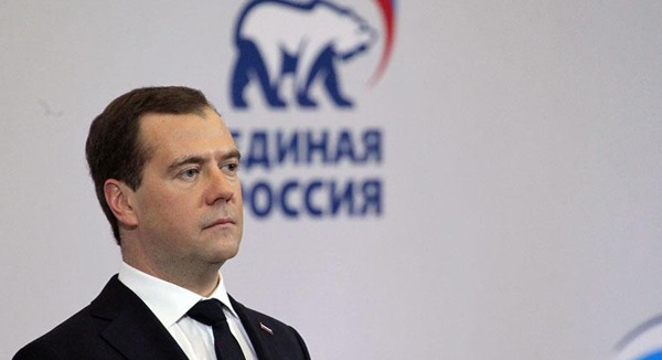 На совещании «Единой России» Медведев предложил ввести в России базовый доход.