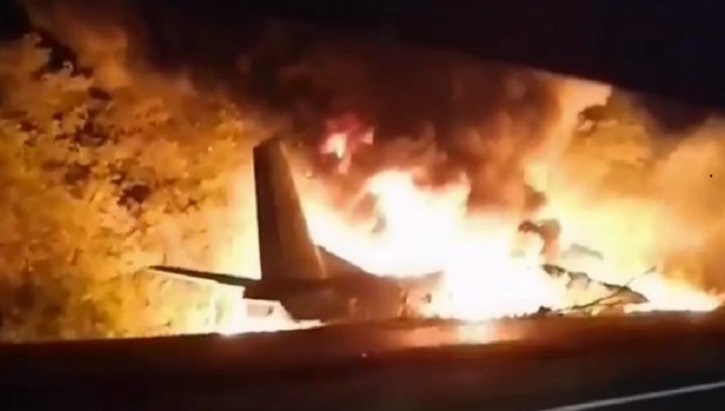 На Украине разбился военный самолет с курсантами на борту.