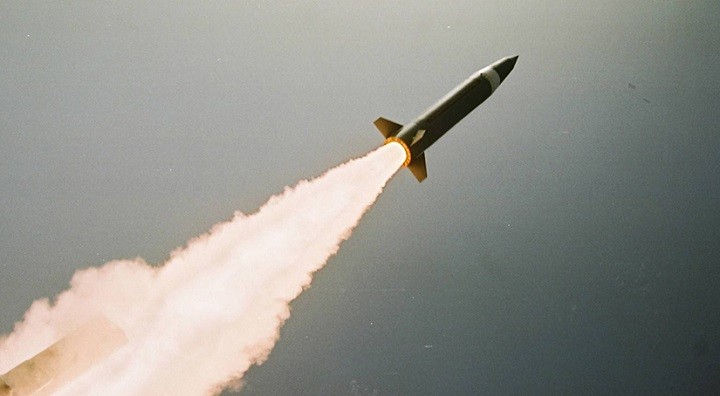 Баллистическая ракета LORA в полете.