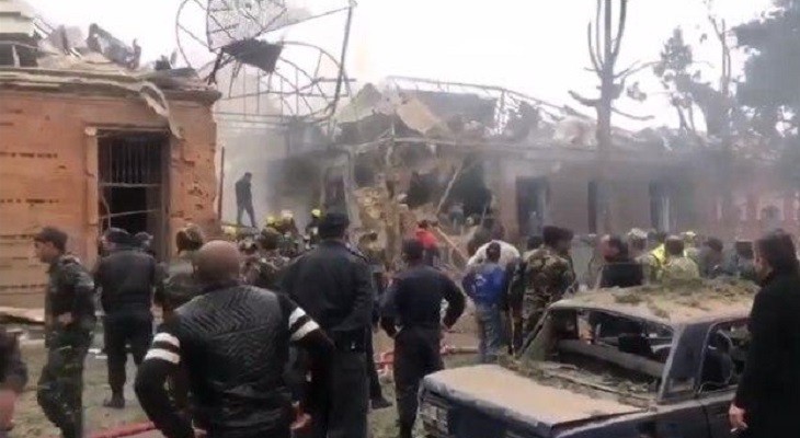 Разрушенное здание в результате ракетного удара по Гяндже. Фото: youtube.com