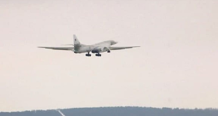 Глубокомодернизированный стратегический ракетоносец-бомбардировщик Ту-160М взмывает в небо. Фото: ОАК