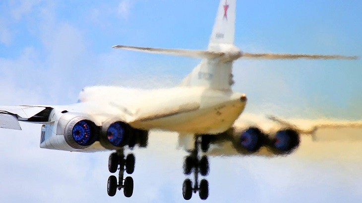 Российский стратегический ракетоносец-бомбардировщик Ту-160М на взлете.