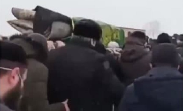 Отрезавшего голову французскому учителю чеченца похоронили на родине