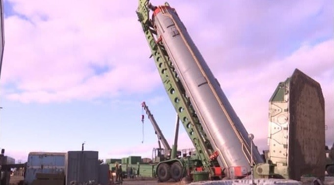 Загрузка гиперзвукового ракетного комплекса с управляемым боевым блоком «Авангард» в шахту. Фото: YouTube