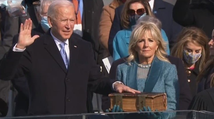 Джо Байден произносит президентскую клятву положив руку на библию.