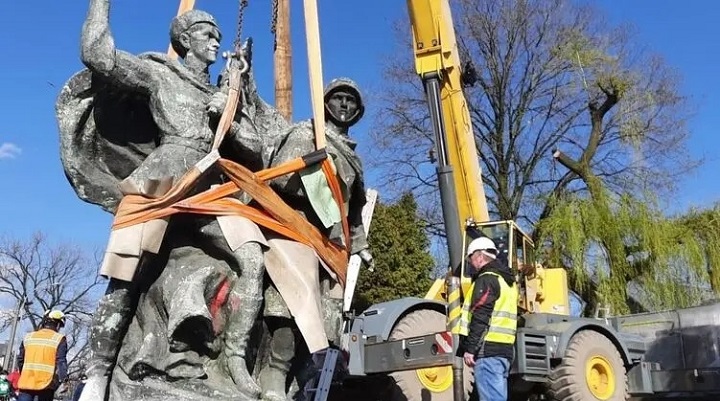 В польском городе снесли монумент советско-польскому братству по оружию